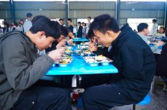 日为300余名师生供给午餐